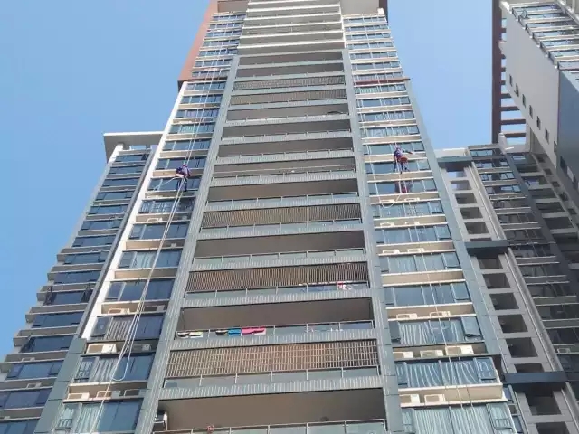 廈門孔雀河工程部在行動——高空外墻清洗記