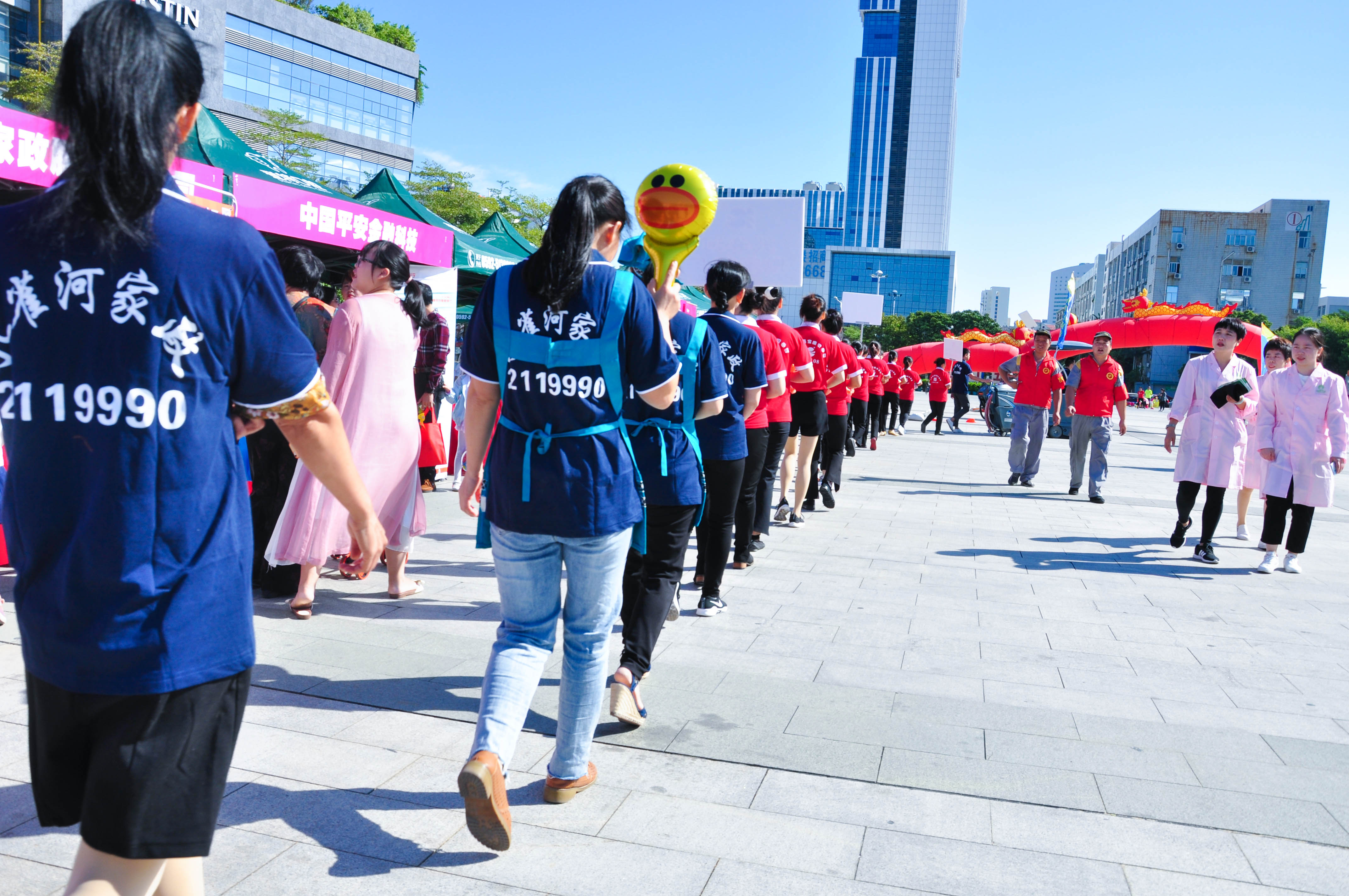 �g��Ц�Z(y��)��һ�ã�ʮ�˰���ˇ�R�ψ�(ch��ng)������ȸ�������B�T(m��n)�е����ü�����(ji��)